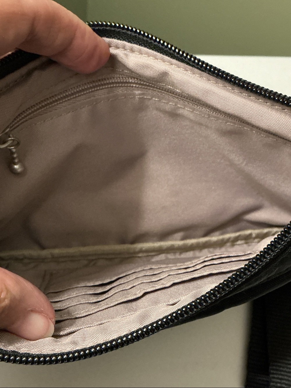 Baggallini Black Nylon Crossbody Bag Multi Pockets with Pineapple Charm - Picture 7 of 9